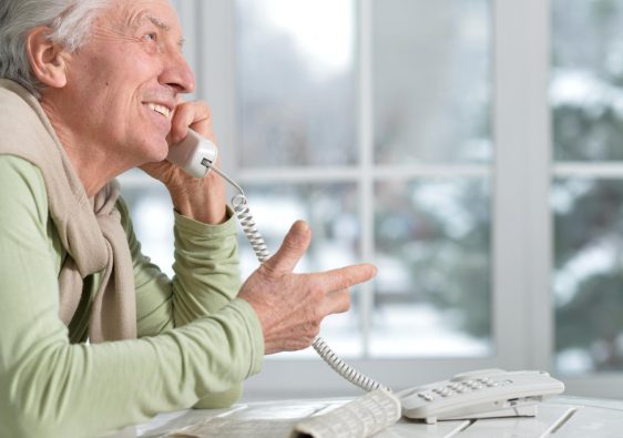 Pourquoi choisir un téléphone fixe spécialement conçu pour les seniors ?